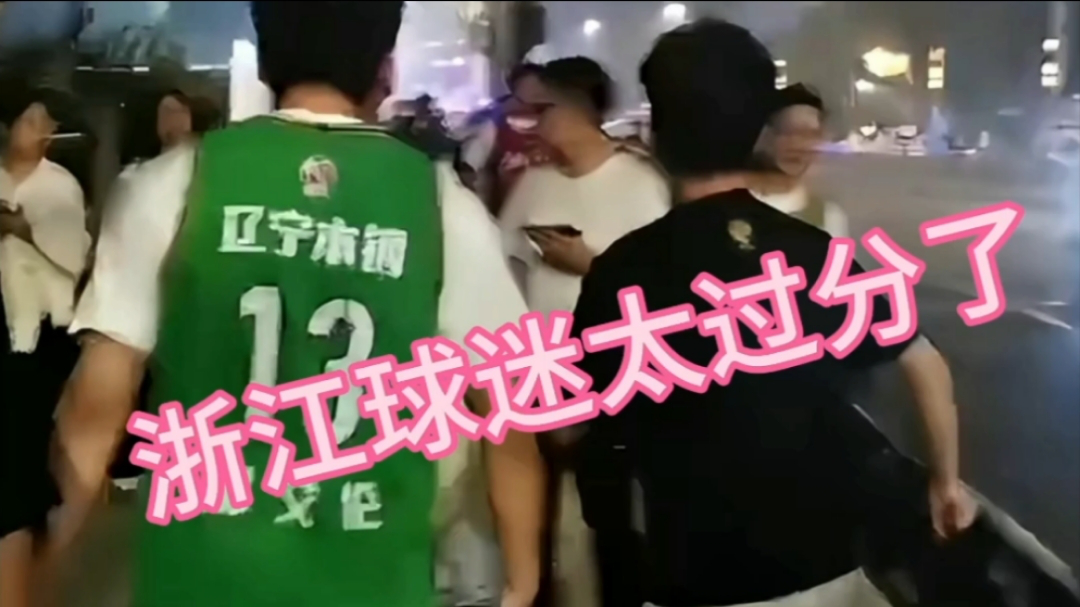 球迷狂热助阵，现场座无虚席，观众们尽情欢呼