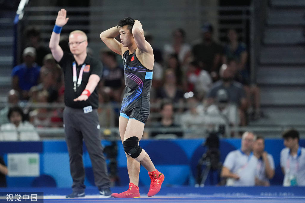 雷速直播-丹麦运动员摔跤赛中顺利晋级，表现出色