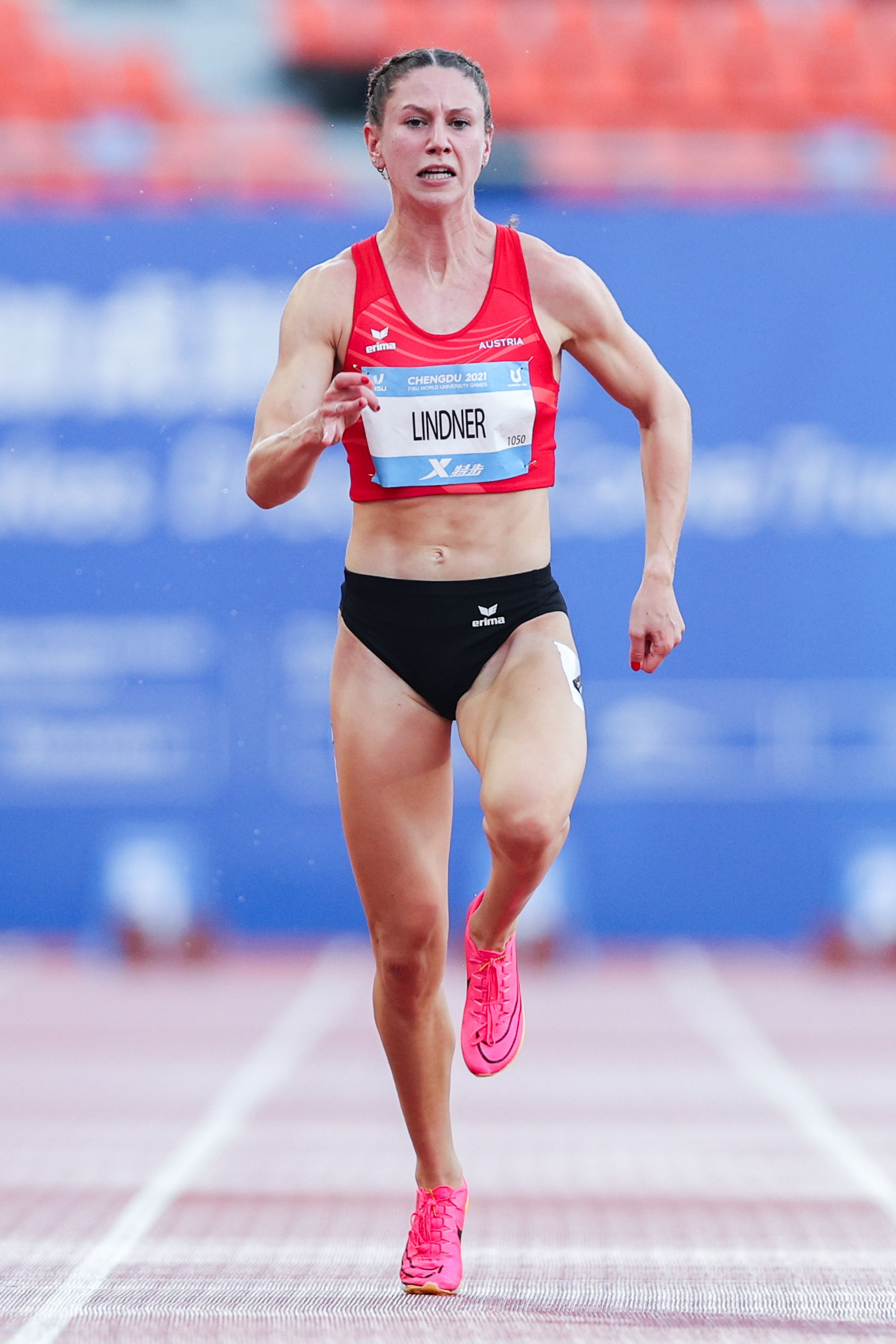 运动员精湛技艺,赛场上再现经典瞬间 运动员精湛技艺,赛场上再现经典瞬间