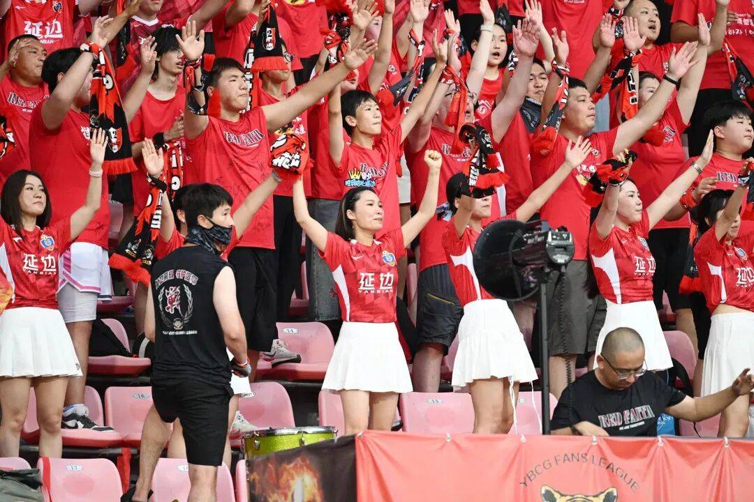 雷速直播-欧预赛比赛激情开启，球迷热情助威