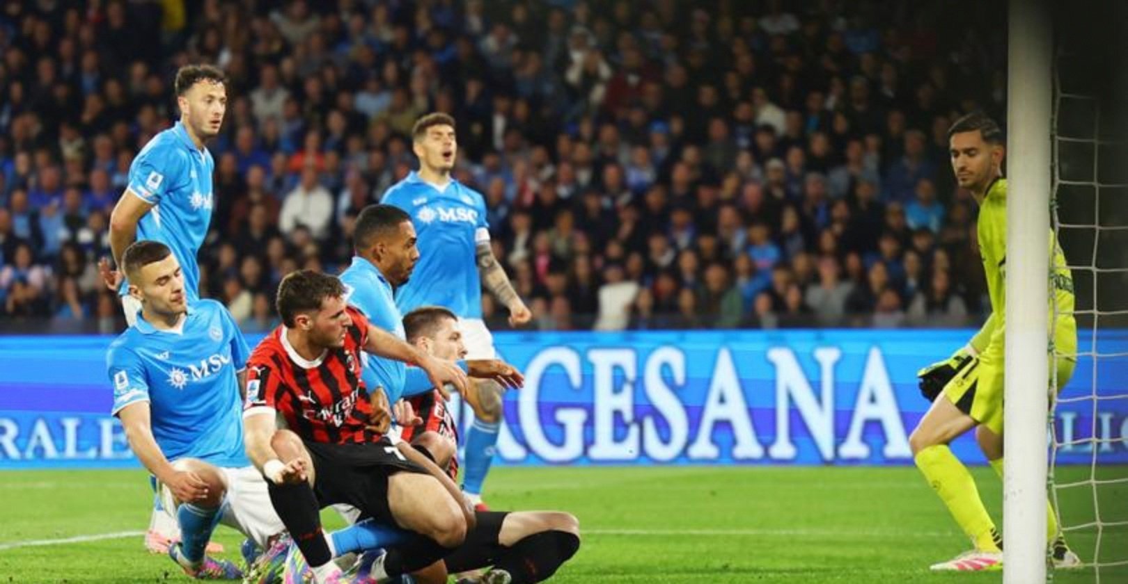 AC米兰主场战胜那不勒斯,牢牢守住榜首 AC米兰主场战胜那不勒斯,牢牢守住榜首